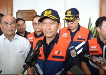 Direktur Utama KAI, Bobby Rasyidin menyampaikan keterangan pers percepatan pemulihan jalur Medan-Binjai. (Foto: Ist./ detikcom).