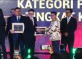 Gakkumdu award 2025 dalam kategori fasilitasi terbaik diterima oleh Bawalu Lingga dari Bawalu RI. (Foto: HMS./ Paino).