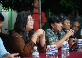 Anggota/Deputi Bidang Pelayanan Umum, Ariastuty Sirait silaturahmi dengan warga Sengkuang yang ada gangguan suplai air bersih. (Foto: Humas BP).