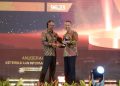 Mewakili BP Batam Anggota Bidang Administrasi dan Keuangan BP Batam, Alexander Zulkarnain menerima penghargaan keterbukaan informasi publik tingkat nasional. (Foto: Humas BP).