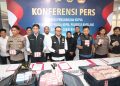 Pembawaan uang tunai Rp7,795 miliar di Pelabuhan Harbour Bay Batam tanpa izin Bank Indonesia berujung sanksi administratif 20 persen oleh Bea Cukai. (Foto: Polda Kepri).