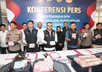 Pembawaan uang tunai Rp7,795 miliar di Pelabuhan Harbour Bay Batam tanpa izin Bank Indonesia berujung sanksi administratif 20 persen oleh Bea Cukai. (Foto: Polda Kepri).