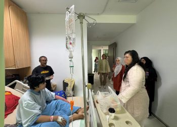 Anggota/Deputi Bidang Pelayanan Umum BP Batam, Ariastuty Sirait saat mengunjungi ruang inap pasien. (Foto: Humas BP).