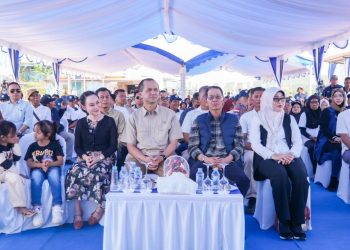 Kepala BP dan wakil hadiri penyerahan bantuan santunan rumah warga di Tanjung Banun. (Foto: Humas BP).