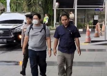 Dua orang dari Kejaksaan Negeri Hulu Sungai Utara (Kajari HSU) yang terjaring dalam Operasi Tangkap Tangan (OTT) di Kalimantan Selatan, sudah dibawa ke Gedung Merah Putih, Jakarta, Jumat, 19 Desember 2025.(Foto: Ist./ KOMPAS.com).