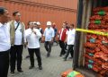 Menteri Pertanian (Mentan) Amran Sulaiman (kiri) hadir langsung menyaksikan bawang bombai ilegal di Surabaya, Selasa, 23 Desember 2025. (Foto: Ist./Dok. Kementan).