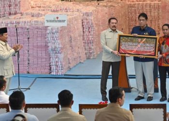 Kejaksaan Agung, St. Burhanuddin (tengah) menyerahkan uang tunai Rp6,62 triliun lebih kepada negara, yang diterima Menteri Keuangan, Purbaya Yudhi Sadewa (dua dari kanan) disaksikan Presiden Prabowo Subianto (kiri) dan Menteri Kehutanan, Raja Juli Antoni (kanan). (Foto: Ist./Aditya Pradana Putra).