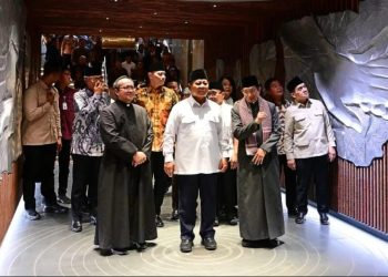 Presiden RI Prabowo Subianto bersama Menteri Agama (Menag) Nasaruddin Umar, Kabinet Merah Putih dan para tokoh lintas agama saat melintas di dalam Terowongan Silaturahmi Istiqlal-Katedral, Kamis, 12 Desember 2025. (Foto: Ist./ dok.Kemenag).