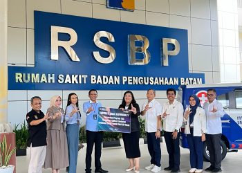 Penyerahan mobil ambulance dari Bank Mandiri ke RSBP Batam. (Foto: Humas BP).