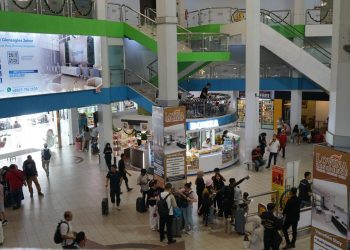 Suasana penumpang di pelabuhan fery internasional Batam menjelang akhir tahun. (Foto: Humas BP).