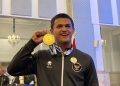 Atlet angkat besi (lifter) Rizki Juniansyah menunjukkan medali emas yang diraihnya di SEA Games ke-33 di Thailand sesaat setelah acara penyerahan bonus oleh Presiden Prabowo Subianto di Istana Negara, Jakarta Pusat, Kamis, 8 Januari 2026. (Foto: Ist./ kompas.com).