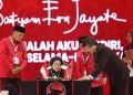 Ketua Umum PDIP, Megawati Soekarnoputri saat menandatangani akta notaris pendirian Kantor Megawati Institute di acara Perayaan HUT ke-53 dan Rapat Kerja Nasional (Rakernas) PDI Perjuangan pada Sabtu, 10 Januari 2026 di Beach City International Stadium, Ancol, Jakarta Utara. (Foto: Ist./ Tribunnews.com).