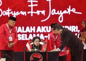 Ketua Umum PDIP, Megawati Soekarnoputri saat menandatangani akta notaris pendirian Kantor Megawati Institute di acara Perayaan HUT ke-53 dan Rapat Kerja Nasional (Rakernas) PDI Perjuangan pada Sabtu, 10 Januari 2026 di Beach City International Stadium, Ancol, Jakarta Utara. (Foto: Ist./ Tribunnews.com).