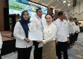 Wakil BP Batam, Li Claudia serahkan SK Tetap kepada pegawai yang berkompeten. (Foto: Humas BP).