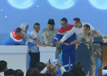 Presiden Prabowo Subianto (peci hitam) saat menekan tombol sirine tanda Peresmian Infrastruktur Energi Terintegrasi Pertamina RDMP Balikpapan, Kalimantan Timur, Senin, 12 Januari 2026. (Foto: Tangkapan Layar Youtube/KementerianESDM).