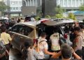 Para petugas memasukkan sejumlah barang bukti hasil sitaan ke dalam mobil, usai geledah kantor pusat Direktorat Jenderal Pajak, Selasa, 13 Januari 2026. (Foto: Ist./ harianaceh.co.id).