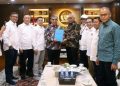 Pengurus PWI Pusat saat bertemu Ketua MPR RI Ahmad Muzani (empat dari kiri), Rabu, 14 Januari 2026 di Gedung MPR Senayan. (Foto: Ist./ Dok.PWI Pusat).