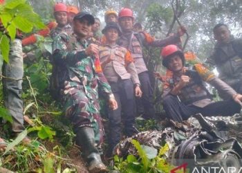 Tim SAR saat evakuasi puing pesawat ATR 42-500. (Foto: Ist./ detikcom)