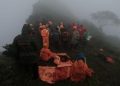 Pencarian para Tim SAR di gunung Bulusaraung. (Foto: Istimewa).