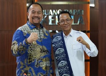 Kepala BP Batam, Amsakar Achmad (kemeja putih) dan Bupati Batu Bara (batik biru), Baharuddin Siagian. (Foto: Humas BP).