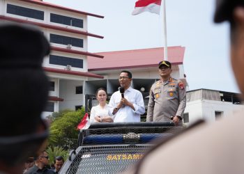 Kepala BP Batam dan wakilnya menemui langsung para pendemo dari warga Sengkuang tentang pendistribusian air bersih, Kamis, 22 Januari 2026. (Foto: Humas BP).