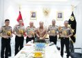Wakil Kepala Kepolisian Negara Republik Indonesia (Wakapolri) Komjen Pol. Prof. Dr. Dedi Prasetyo, S.H., M.Hum., M.Si., M.M. (baju batik)
berfoto bersama dengan lima calon Atase Kepolisian Republik Indonesia (Atpol RI) dan staf teknis Polri. (Foto: Ist./MON).