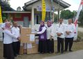 Penyerahan bantuan kepada posyandu Asahan. (Foto: Risma./ HMS).