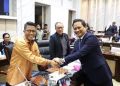 Ketua Komisi XI DPR RI, Mukhamad Misbakhun (kiri) bersalaman dengan Thomas Djiwandono usai DPR sepakati jadi Deputi Gubernur Bank Indonesia Senin, 26 Januari 2026. (Foto: Ist./ sinpo.id).