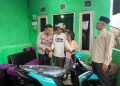 Kapolres Metro Depok Kombes Abdul Waras saat bersilaturahmi dan memberi bantuan motor kepada Suderajat penjual es kue jadul yang viral. (Foto: Ist./ detikcom).