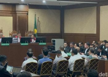 Suasana saat sidang  Pengadilan Tipikor Jakarta, dengarkan Direktur Investigasi pada Badan Pemeriksa Keuangan (BPK), Hasby Ashidiqi menjelaskan perhitungan kerugian negara dalam kasus korupsi tata kelola minyak mentah. (Foto: Ist./ detikcom).