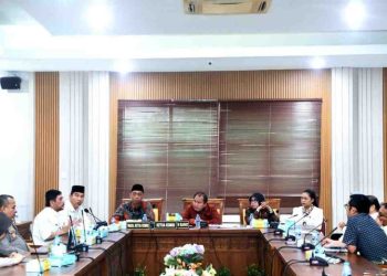 Komisi IV DPRD dipimpin oleh Dandis Rajagukguk gelar RDPU terkait peggunaan BPJS Kesehatan. (Foto: Humas DPRD).