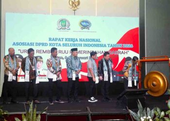 Pemukulan gong di acara pembukaan Rakernas Adeksi di Hotel Planet Holiday, Senin, 9 Februari 2026. (Foto: Humas DPRD).