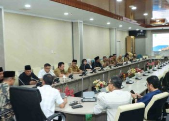 Rapat intensif bersama LAM dan tokoh adat. (Foto: Humas DPRD).