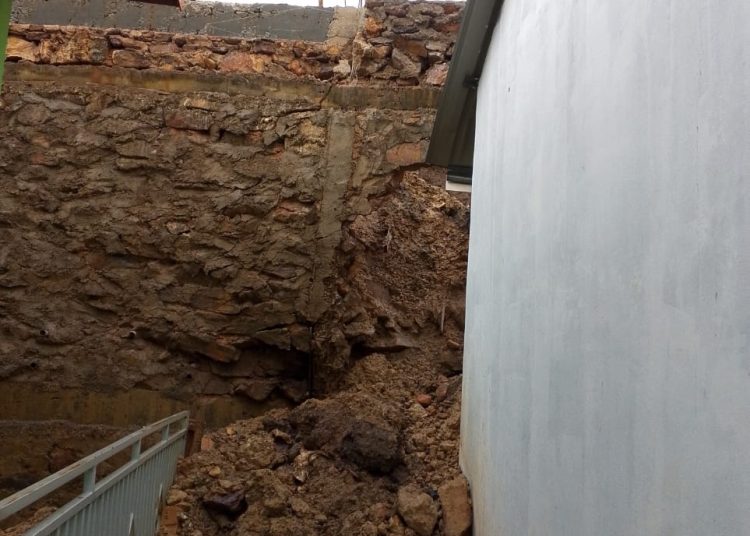 Batu miring yang longsor di dekat perumahan Kemuning City, Kelurahan Mangsang . (Foto: Dok./ Ist).