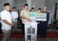 Pemkab Asahan serahkan bantuan uang dan 1 unit cooler. kepada pengurus rumah ibadah. (Foto: Risma./ HMS).