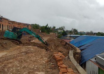 Atap rumah salah satu warga di Kemuning City yang ditimpa tanah akibat batu miring yang tidak kuat menahan derasnya air hujan. (Foto: Dok.pribadi).