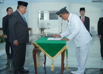 Penandatanganan perjanjian setelah pelantikan jabatan administrator dan pengawas. (Foto: Risma./ HMS).