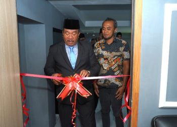 Pemotongan pita dalam persemian kantor podcast oleh Bupati Asahan, Taufik Zainal Abidin. (Foto: Risma./ HMS).
