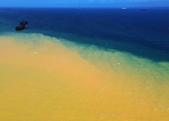 Perbedaan warna air yang dicemari material reklamasi PT BSI, Kamis, 5 Februari 2026. (Foto: Akar Bhumi Indonesia).