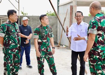 Wali Kota Batam, Amsakar Achmad tinjau percepatan pembangunan Koperasi Merah Putih di kantor Lurah Tembesi, Kecamatan Sagulung. (Foto: Diskominfo).