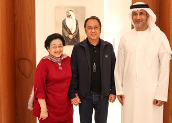 Megawati didampingi putranya yang juga Ketua DPP PDIP Muhammad Prananda Prabowo disambut Menteri Negara pada Kementerian Luar Negeri Uni Emirat Arab (UEA), Saeed bin Mubarak Al Hajeri (kanan) setiba di bandar udara Al Bateen, Uni Emirat Arab, Minggu, 1 Februari 2026. (Foto: Ist./DPP PDI Perjuangan).