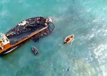 Kapal Mutiara Galrib Samudera kandas di perairan Dangas, Batam dan menyebabkan pencemaran lingkungan di perairan sekitar (Foto: ist)