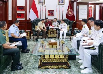 Menhan RI, Sjafrie Sjamsoeddin (tiga dari kiri) saat menerima kunjungan Kepala Staf Angkatan Laut Jepang, Admiral Saito Akira di kantor Kementerian Pertahanan RI. (Foto: Ist /Dok. Biro Infohan Kemhan).