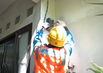 Petugas aktif melayani konsumen yang manfaatkan Diskon Listrik 50% PLN. Diskon berlaku di Februari 2026, (Foto: Ist./PLN).