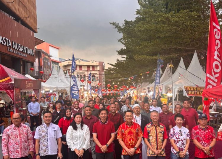 Anggota/Deputi Infrastruktur BP Batam, Mouris Limanto turut hadir dalam merayakan tahun baru China di Jalan Raya Nagoya Citywalk, Sabtu, 14 Februari 2026. (Foto: Humas BP).