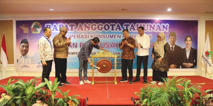 Pemukulan gong dalam Rapat Anggota Tahunan Kopkar. (Foto: Humas BP).