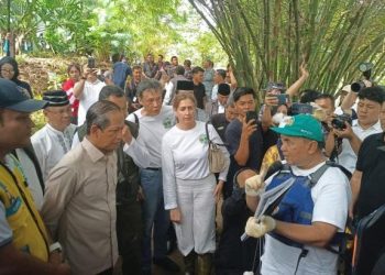 Menteri Lingkungan Hidup (LH), Hanif Faisol Nurofiq memantau aksi bersih-bersih di Kali Cikeas, Sentul, Kabupaten Bogor, Minggu, 15 Februari 2026. (Foto: Ist./Reza Fajri).