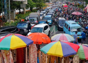 Banyak kendaraan bermotor yang parkir di pinggir jalan seputar Pasar Tanah Abang Jakarta jadi sasaran pemalakan juru parkir liar. (Foto: Ist./ Liputan6.com).