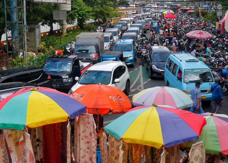 Banyak kendaraan bermotor yang parkir di pinggir jalan seputar Pasar Tanah Abang Jakarta jadi sasaran pemalakan juru parkir liar. (Foto: Ist./ Liputan6.com).