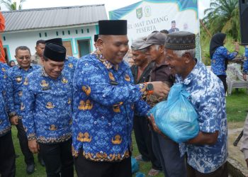 Wakil Bupati Asahan, Rianto, S.H., M.A.P. menyalurkan bantuan logistik pemenuhan kebutuhan dasar bagi warga terdampak banjir di Desa Sei Dua Hulu, Kecamatan Simpang Empat (Foto: Risma./ HMS).